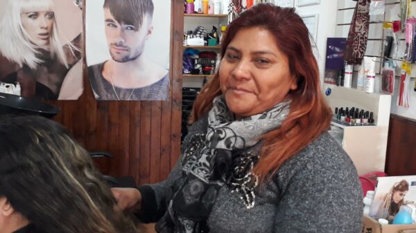 Rosalía Carrazco es peluquera y lleva todos los lunes comida a los más necesitados - Fuente: Salta 4400.