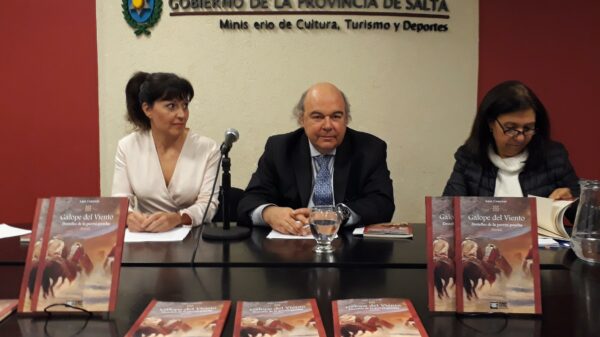 El procurador general de Salta, Abel Cornejo, presentó oficialmente el libro “Galope del Viento. Destellos de la guerra gaucha” - Fuente: Salta 4400.