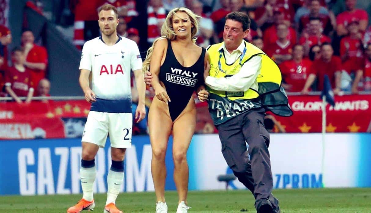 La verdad detrás de la sensual mujer que invadió la final de la Champions  League - Salta 4400