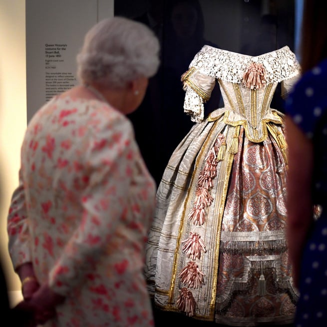La reina Isabel II admira en persona el vestido más impresionante que usó  la reina Victoria - Salta 4400