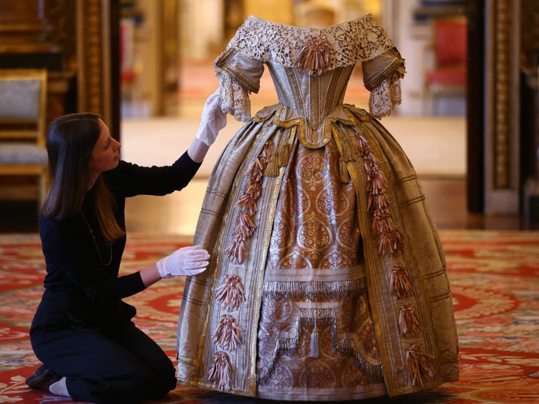 La reina Isabel II admira en persona el vestido más impresionante que usó  la reina Victoria - Salta 4400
