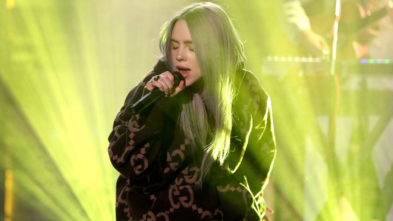 ¡Billie Eilish hace un alucinante debut en Saturday Night Live! Salta