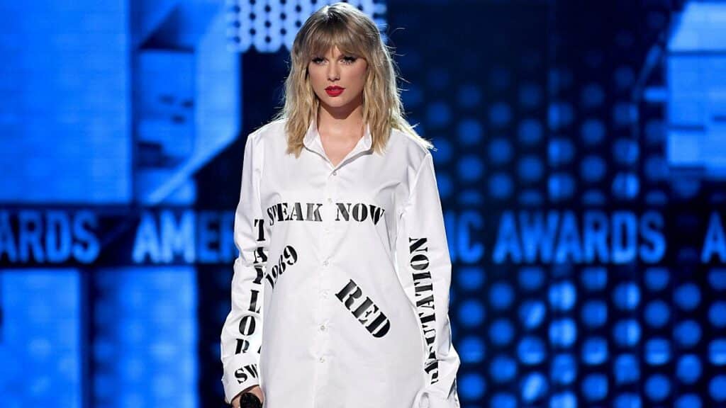 Taylor Swift manda un mensaje a sus villanos con una camisa en los AMAs