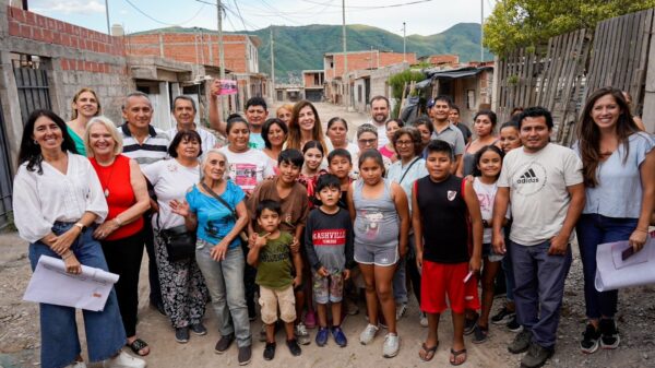 Bettina Romero con vecinos de barrio La Cerámica